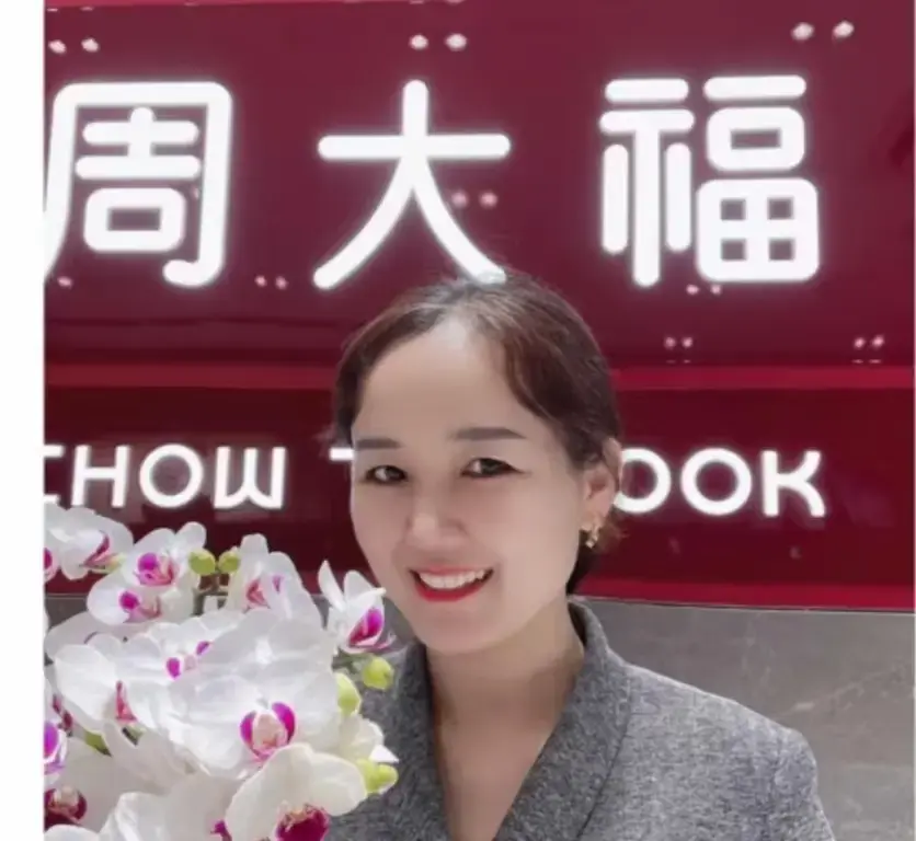 盐城周大福金店一拖三事件完整版视频哪里找-射阳周大福一拖三全程回顾-完整版视频在线观看